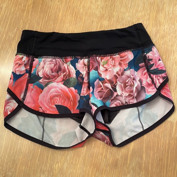 Lululemon secret garden print speed short size 2 - Picture 2 of 4
